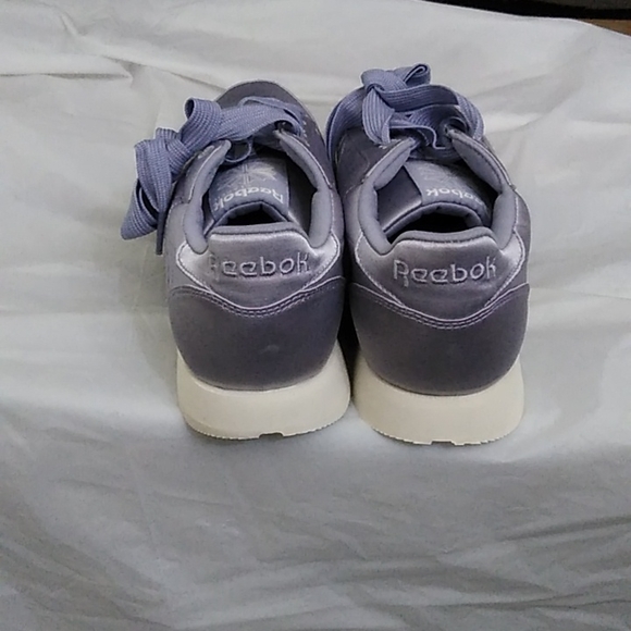 Reebok Women's Satin Sneaker Size 7M - Picture 4 of 5